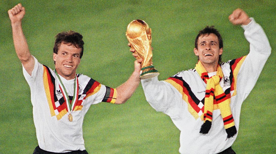Mondiali Italia 90. finalissima Germania Ovest - Argentina 1 0. Lothar Matthaeus e Pierre Littbarski con la coppa del mondo (Epa)